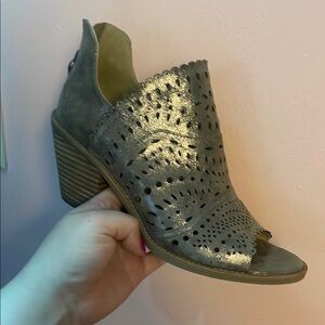 Stylish Women's Perforated Heeled Sandals - brown glitter